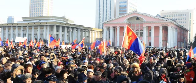 МАНАН дэглэмийн эсрэг “Монгол түмний нэгдэл”-ийн жагсаал  төв талбайд жагсаж байна 