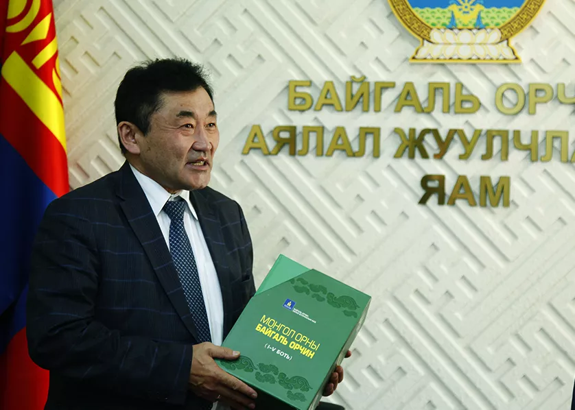 Ц.Элбэгдоржийн ивээлээр  газрын дарга болж 1.9 тэрбумын хэрэгт холбогдсон  Г.Нямдаваа  аль эртнээс  төсвийн мөнгөөр тоглож сурсан эр ажээ