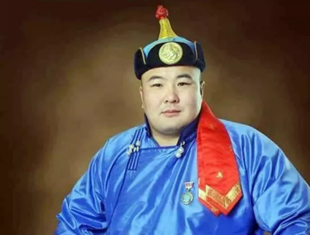 Өвөрмонголын наадамд түрүүлсэн П.Бүрэнтөгс арслан 50 юань хүртлээ