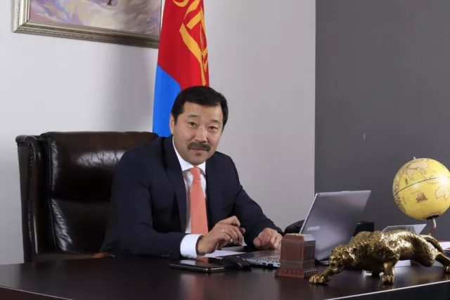 Ж.Бат-Эрдэнэ гишүүн сайн малчдадаа монгол банхар бэлэглэжээ