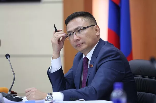 Жаран тэрбумын хэргээ Ц.Сандуй нь хүлээчихээд байхад мөрдөгчид түрүүчийнх шигээ хэрэгсэхгүй болгуулахаар прокурор руу чулуудвал иргэд тэвчихгүй дээ