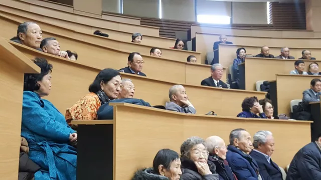 Нийслэлийн МАН-ын удирдлагууд ахмадууддаа хүндэтгэл үзүүллээ