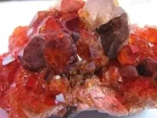 76.8 кг эрдэнийн чулуу завшсан гаалийн байцаагчийг шалгаж байна