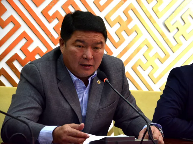 Ингэх гээд л МАН “Эрдэнэт”-ийн 49 хувьтай хөөцөлдөөд байж