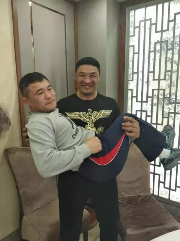 Алдарт аварга Д.Баярбаатар өөрийн хүүгээ МУГТ О.Пүрэвбаатарт шавь оруулжээ