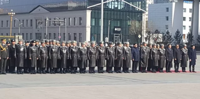 Их жанжин Д.Сүхбаатарын хөшөөнд цэцэг өргөж, хүндэтгэл үзүүллээ