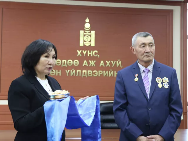  Ж.Онгарыг Монгол Улсын гавьяат малын эмч цолоор шагналаа