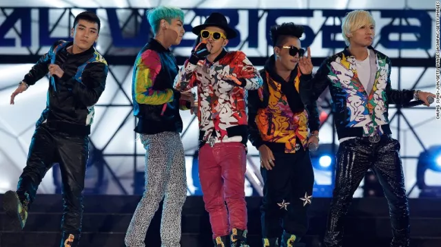 К-попын хаан гэгддэг Big Bang хамтлагийн үүсгэгч гишүүдийн нэг Сынри биеэ үнэлэгчдийг санал болгон, зуучилдаг байжээ.
