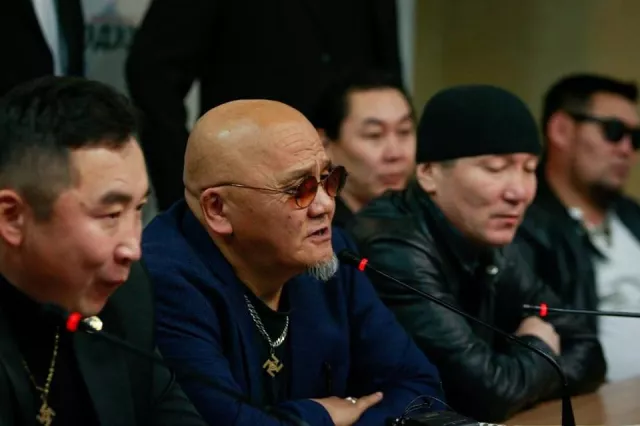	 		 ХОНХЭРЭЭДИЙН Б.ЭНХБАТ: МАНАЙ “ХӨХ МОНГОЛ” БҮЛГЭМ ЭРҮҮГИЙН ЕРТӨНЦИЙН ЗАРЧМААР АЖИЛЛАНА