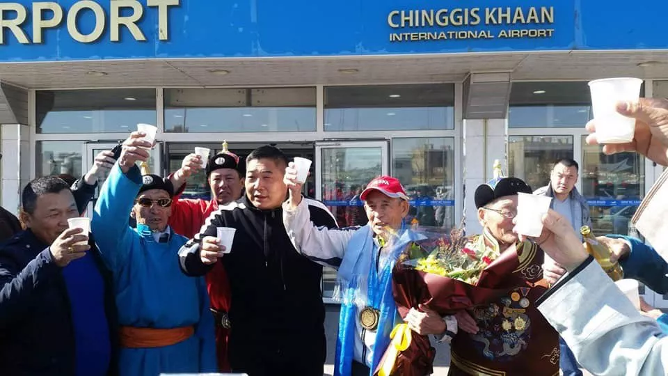 Кёкүшюзан Д.Батбаяр дэлхийн аварга Ц.Раднаад орон сууц бэлэглэнэ