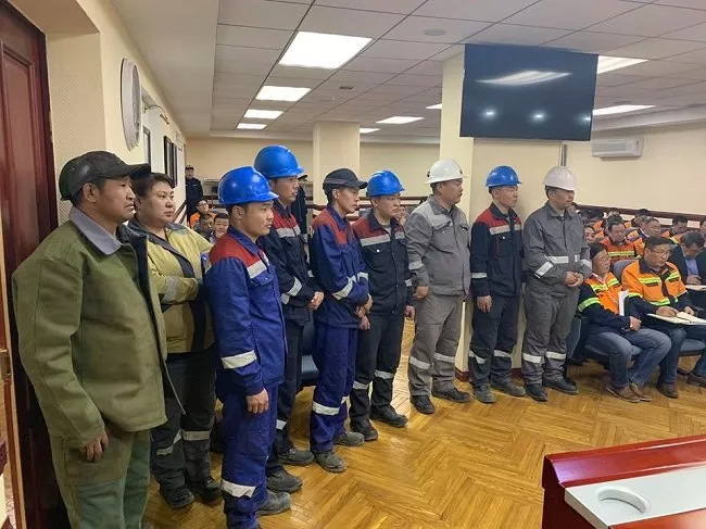 Шинэ экскаватор амжилттай угсарсан ажилтнуудыг урамшууллаа