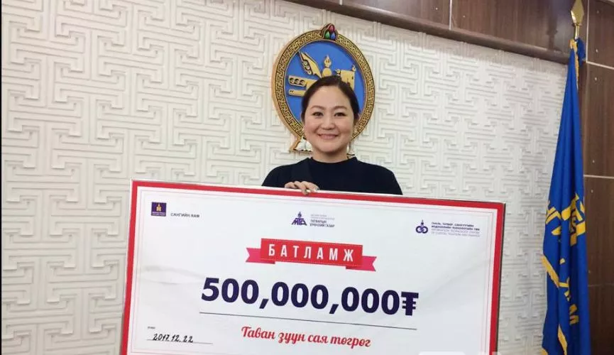 500 саяын азтан Ж.Алтанзул: Хэдэн үеэрээ бусдад гэм хоргүй, зөв зам мөртэй явсны шагнал ингэж ирдэг юм байна