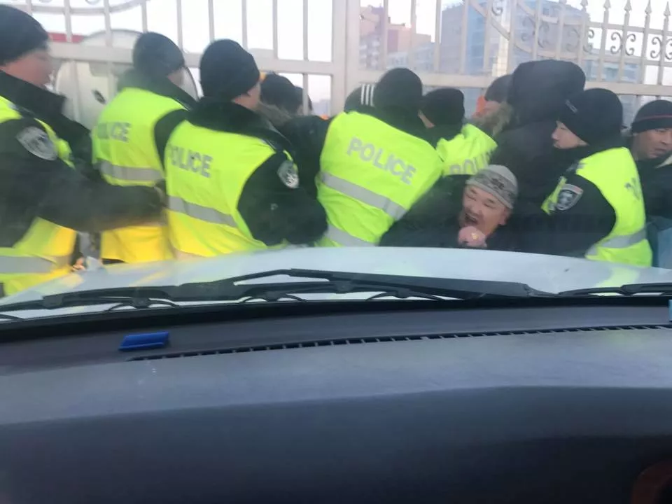 Авто худалдаа эрхлэгчид болон цагдаа нарын дунд үймээн дэгдлээ