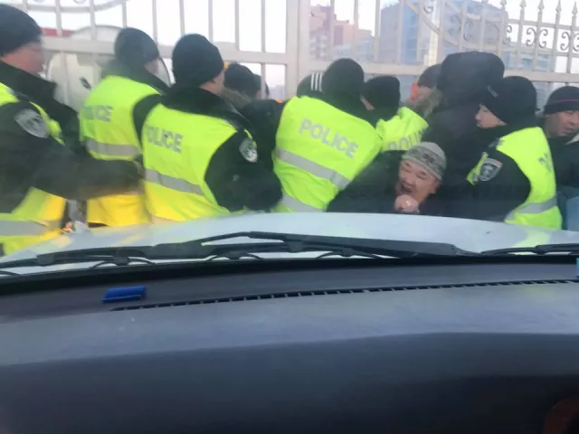 Авто худалдаа эрхлэгчид болон цагдаа нарын дунд үймээн дэгдлээ