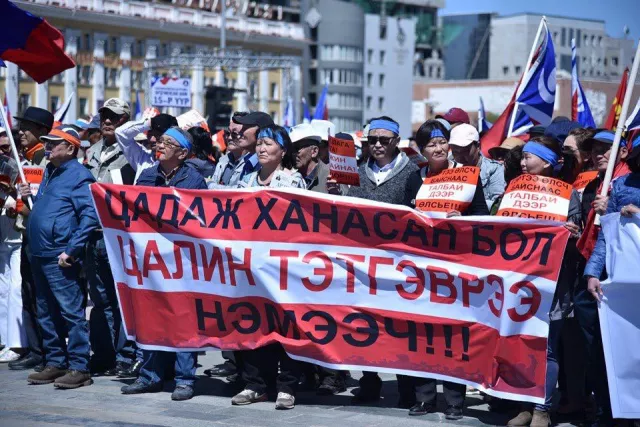 Фото: Эсэргүүцэлийн жагсаал үргэлжилж байна