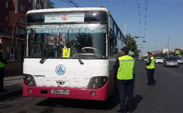 Автотээврийн хяналтын улсын байцаагч нар автобусны зогсоолуудад ажиллаж байна