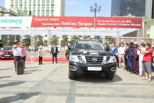 Шинэхэн аварга Э.Оюунболд шагналын автомашинаа гардан авлаа