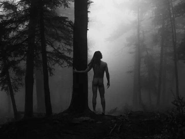 Ч.Цэнгүүний "Nakid" сэтгүүлийн хуудсыг нүцгэн биеэрээ чимж, шуугиан тариад буй зургууд