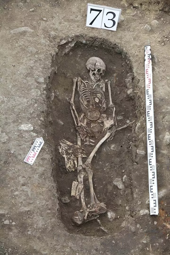 Хөвсгөл аймгаас 14 дүгээр зууны монгол эмэгтэй дайчны булш олджээ
