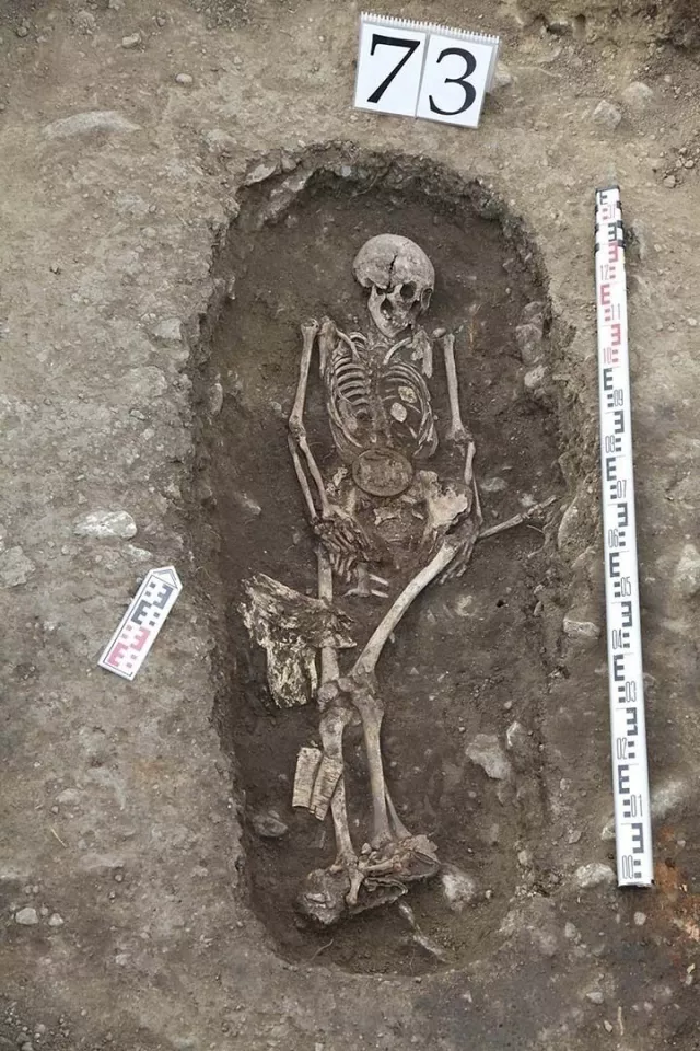 Хөвсгөл аймгаас 14 дүгээр зууны монгол эмэгтэй дайчны булш олджээ