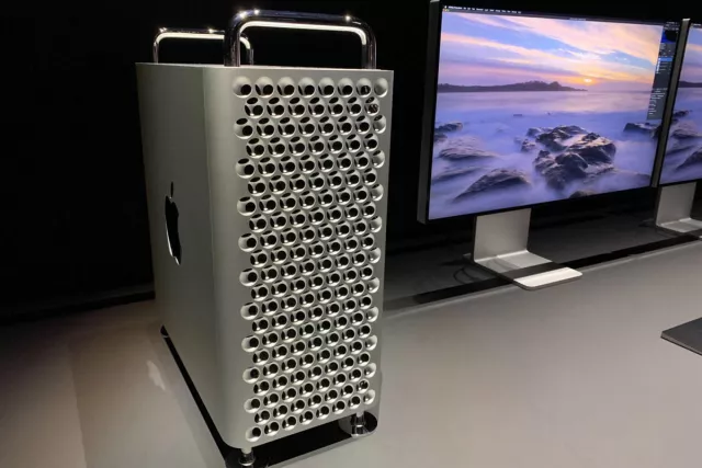 ТАТВАРААС ЧӨЛӨӨЛСНИЙ АЧААР APPLE ШИНЭ MAC PRO КОМПЬЮТЕРАА ТЕХАСТ ҮЙЛДВЭРЛЭХЭЭР БОЛЖЭЭ