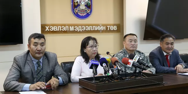Сайжруулсан түлшийг зөв хэрэглэх, зуухны зөв галлагааны талаар айл өрхүүдэд биечлэн зөвлөгөө өгч байна