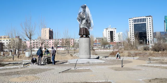 Богд хааны ордон музейн дэргэдэх цэцэрлэгт хүрээлэнд 13 хөшөө сүндэрлэнэ