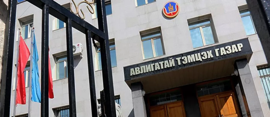 Ц.ЭЛБЭГДОРЖИЙН НАЙЗ “ХАР” ХОЧИТ Б.ОТГОНБААТАР, “ЭРДЭНЭТ” ҮЙЛДВЭРИЙН ЗАХИРАЛ АСАН Ц.ДАВААЦЭРЭН НАРЫГ ЦАГДАН ХОРЬЖЭЭ
