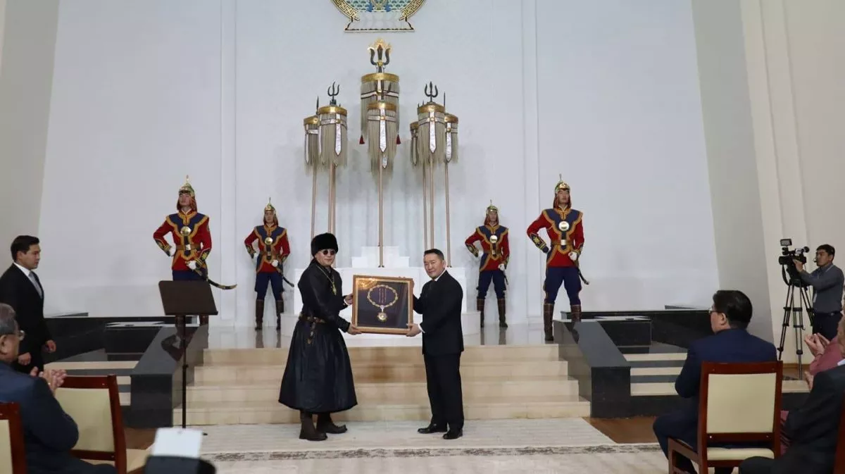"THE HU" хамтлагт "Чингис хаан" одон хүртээлээ