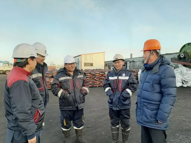 Нэг шуудай шахмал түлшийг 3750 төгрөгөөр худалдаж нэг тоннынх нь үнэ 150.000 төгрөгийн ханштай байна