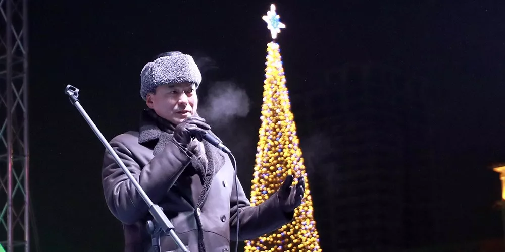 Мөсөн хотхон нийслэлийн төв талбайд сүндэрлэлээ