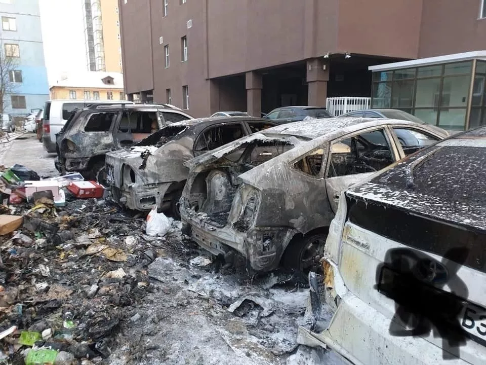 СЭРЭМЖЛҮҮЛЭГ: Орон сууцны гадаа тавьсан байсан дөрвөн машин шатжээ