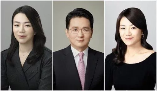 “Korean Air”-ийн захирал Чо Вон Тэ ээжтэйгээ маргалдаж, гарыг нь зүсчээ