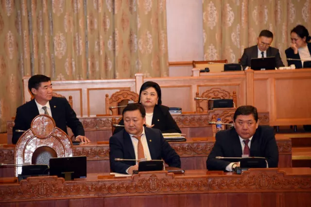 Тэтгэвэр барьцаалсан зээлийн төлбөрийг төрөөс нэг удаа төлөх тухай хуулийн төслийг хэлэлцэхийг дэмжлээ
