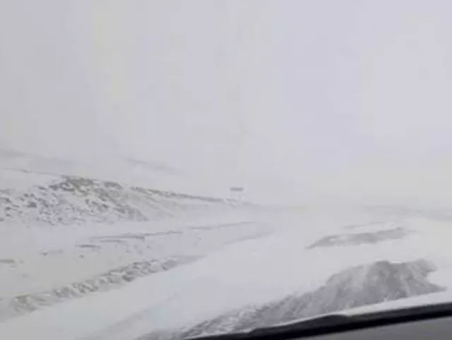 Цасан шуурга шуурч байгаа тул анхаарал болгоомжтой зорчино уу