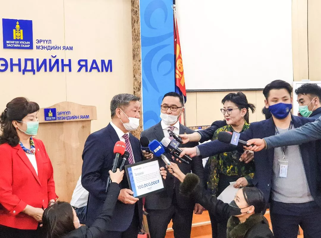 Голомт банкны хамт олон ХӨСҮТ-д 100 сая төгрөг хандивлав
