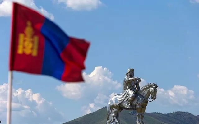   	 		 Монголын нийгэмд хардлага дагасан айдас давамгайлж, хүмүүсийн сэтгэлгээ ихэд хайрцаглагджээ