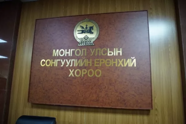 Намууд сонгуульд оролцох батламжаа гардаж авна