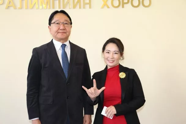 Дохионы хэлмэрч С.Бямбадэлгэрийг "Алтан нар" одонгоор шагналаа 